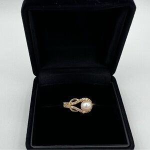 Unique Pearl Ring with Natural Diamonds in 18k Gold